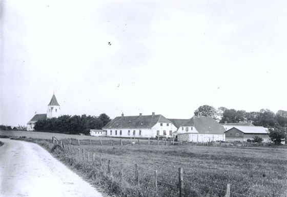 Den nybyggede frimenighedskirke bag Rødding Højskolegård, 1912. Foto: Rødding Lokalhistoriske Arkiv.