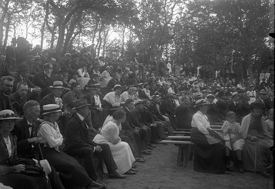 Mødedeltagerne ved et Grundlovsmøde i Skibelund Krat omkring 1910.