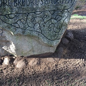 Genforeningsstenen efter afgravning, eksisterende sokkel af sten gravet frem