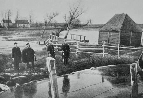 Frihedsbroen over Kongeågrænsen, 1912. Foto: Skrave Hjemstavnsforening.