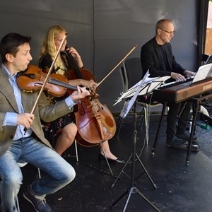 Indvielse af Skibelund Krat - Den Internationale Trio med Stine Staub Olesen, Mats Rudklint og Taras Strakhotskyy fra Vejen Musikskole spiller Sonatensatz i B-dur af Schubert