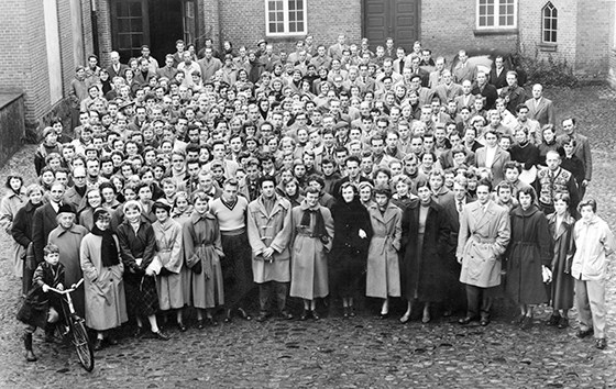 Eleverne på vinterholdet samlet i Askov Højskoles gård sidst i 1950'erne. Der var tradition for, at eleverne på vinterholdet i samlet flok gik til Skibelund Krat den første søndag for at høre om Krattet og dets historie.