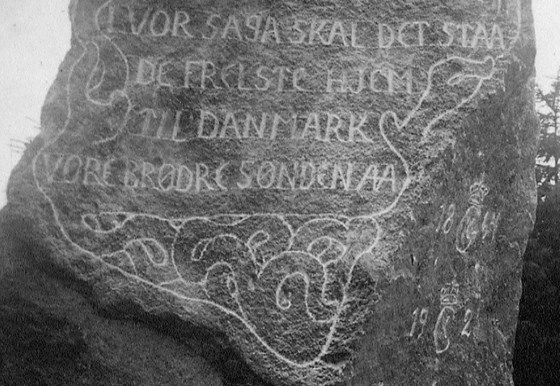 Udsnit af Genforeningsstenen i Skibelund Krat, rejst 15. juli 1920.
