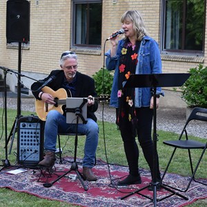 Hauberg-Jessen Duo leverer stemningsmusik til forfriskningen foran hotellet